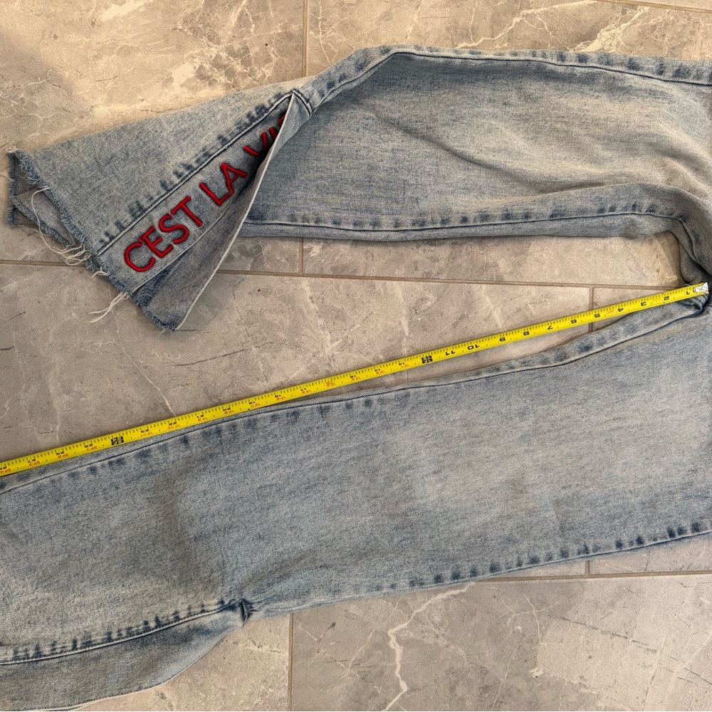 Akira rare cest la vie jeans. Light wash fringed hem
Like new - Picture 12 of 13